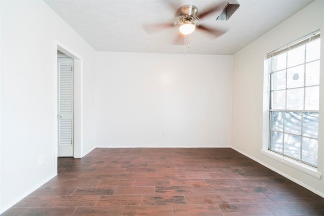 Building Photo - 15407 Parkview St