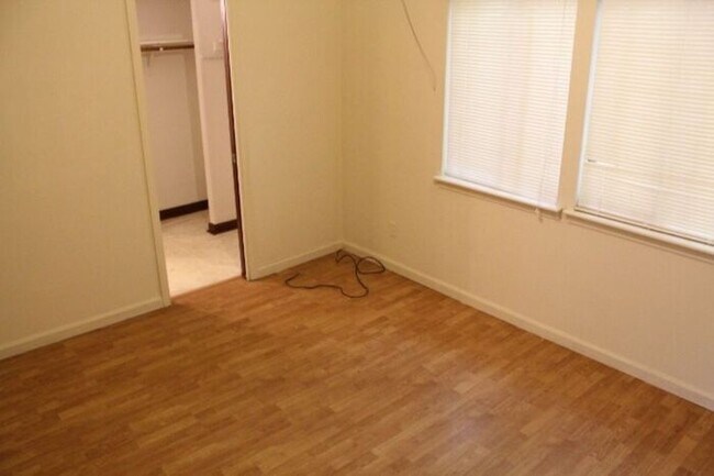 Foto del edificio - 7560 Taylor Rd., #5