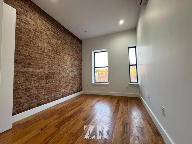 Foto del edificio - 4 bedroom in Brooklyn NY 11210