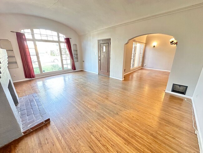 Foto del edificio - Beautiful Vintage Home with RV Sized Garage and Large Backyard