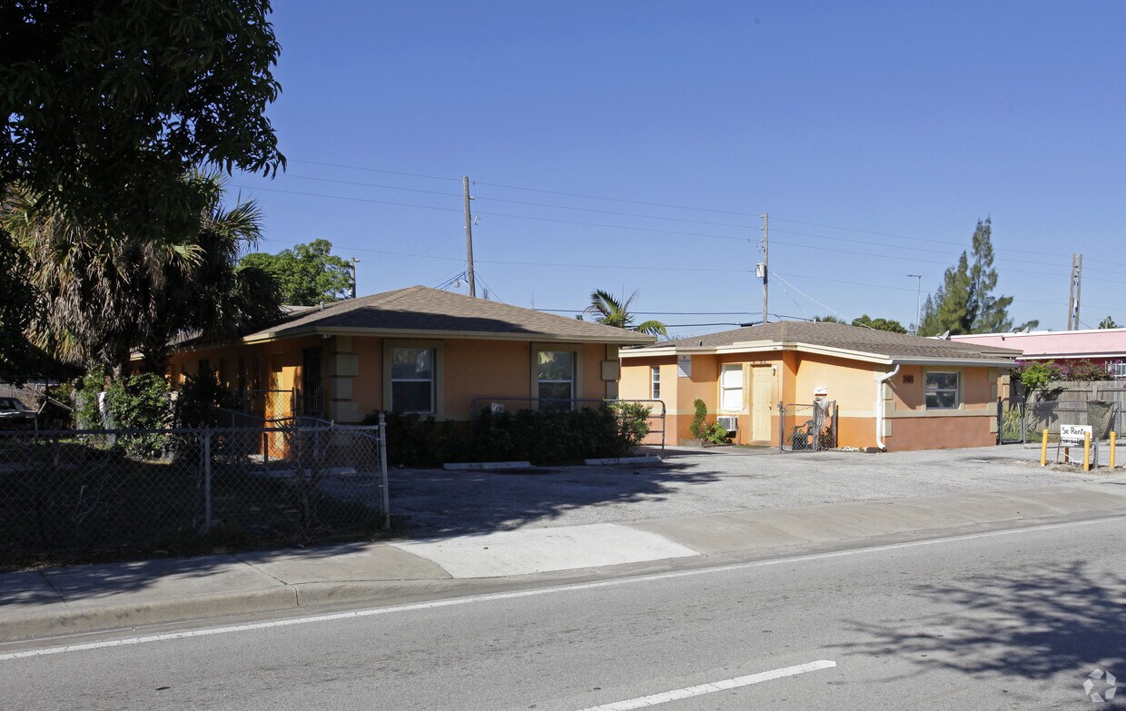 Primary Photo - Broadway Apartments