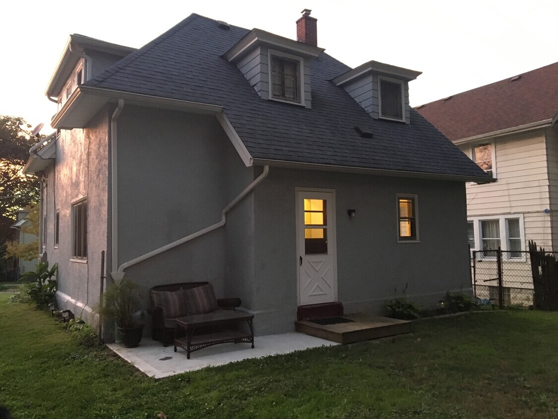 Building Photo - 313 Para Ave