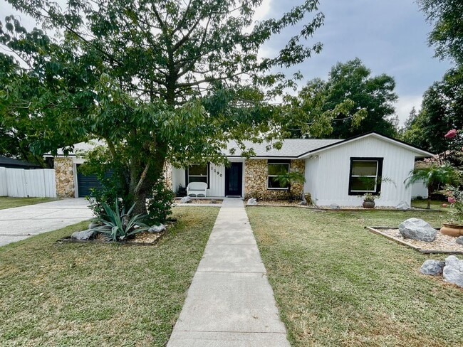 Building Photo - Spacious 4-Bed / 2-Bath Ranch in Rio Pinar...