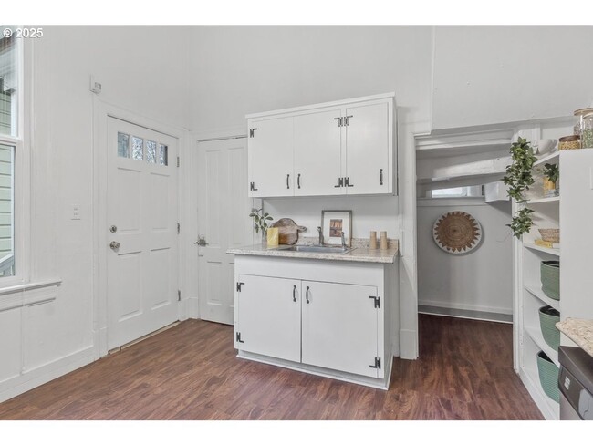 Building Photo - 2Bd/1Ba + Bonus Room Located in the Popula...