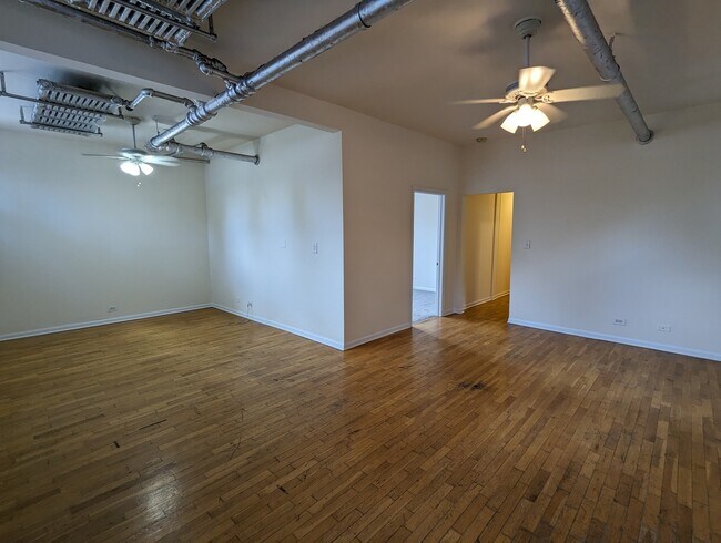 Foto del edificio - 2418 N Sawyer Ave