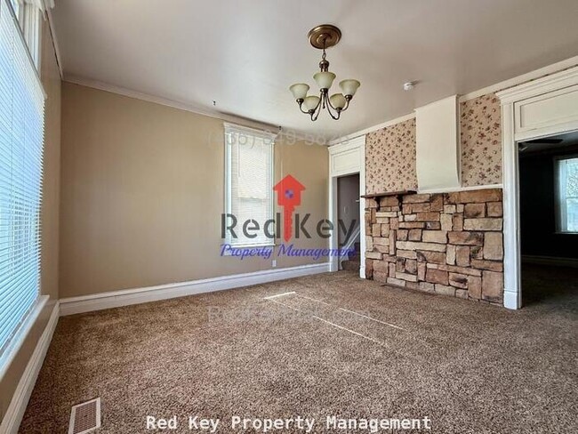 Building Photo - Main St Single Family Home