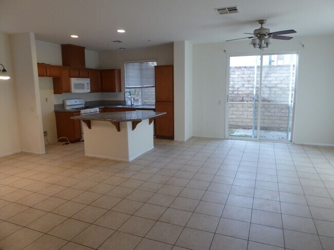 Building Photo - 4 Bedroom Home for Rent in Castaic!