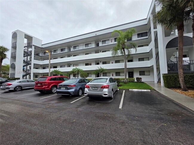 Foto del edificio - 4725 Lucerne Lakes Blvd E