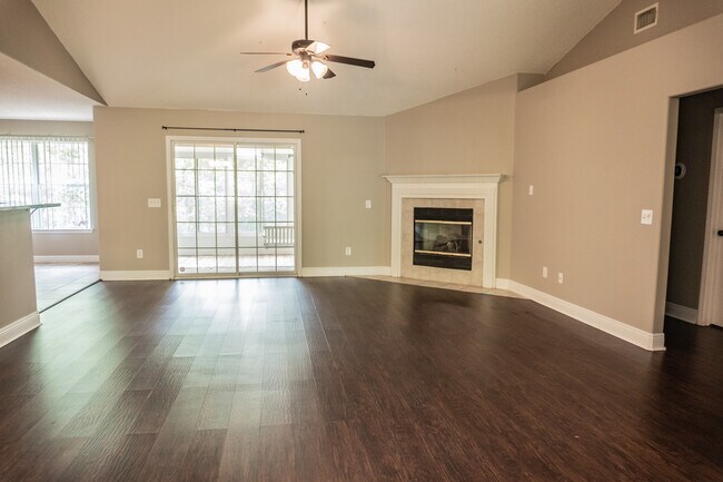 Foto del edificio - 211 Foxchase Way