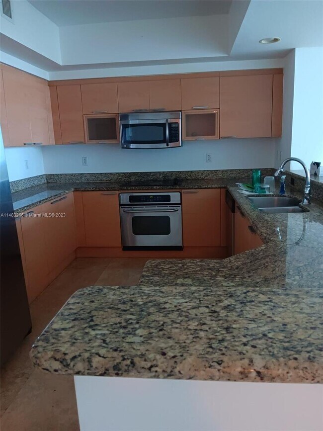 Foto del edificio - 14951 Royal Oaks Ln