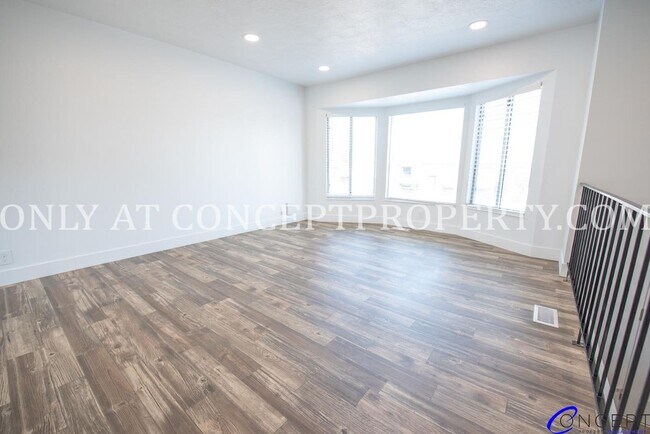 Foto del edificio - Newly Remodeled 5-Bedroom Home | 2-Car Gar...
