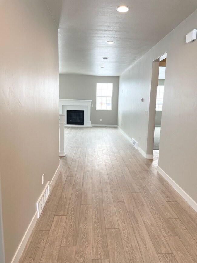 Building Photo - Brand New GORGEOUS Home