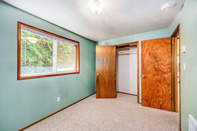 Foto del edificio - 4+ Bedroom Home - Surrounded by Nature, ne...