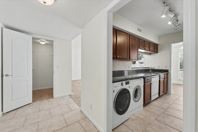 Building Photo - 618 Oakmont Ave
