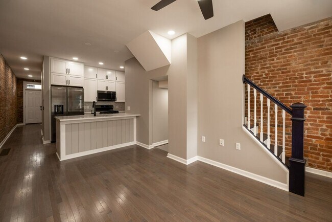 Building Photo - E 11th Ave 162-164 MLR