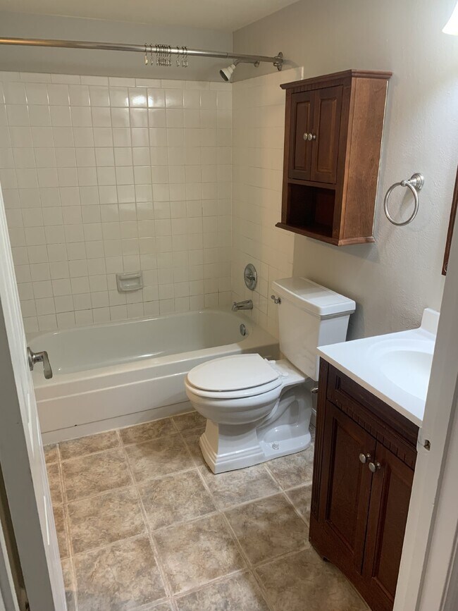Building Photo - Newly Updated 2 bed/2 bath Condo