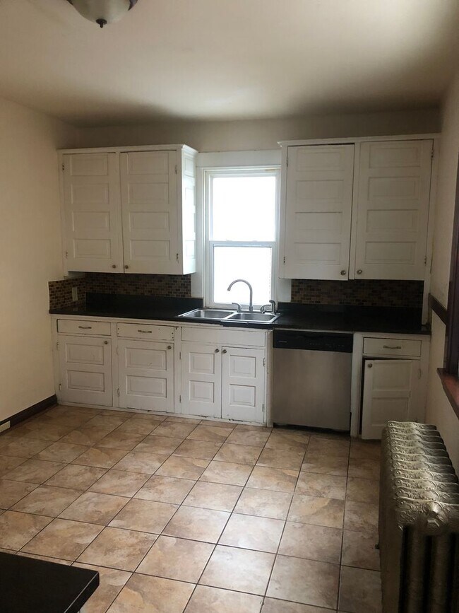 Building Photo - Beautiful 6br house with garage