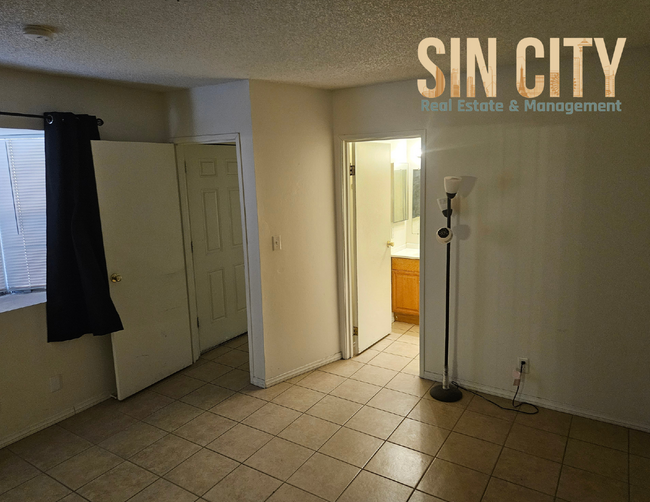 Building Photo - Charming 1 Bed, 1 Bath Townhouse for Rent:...