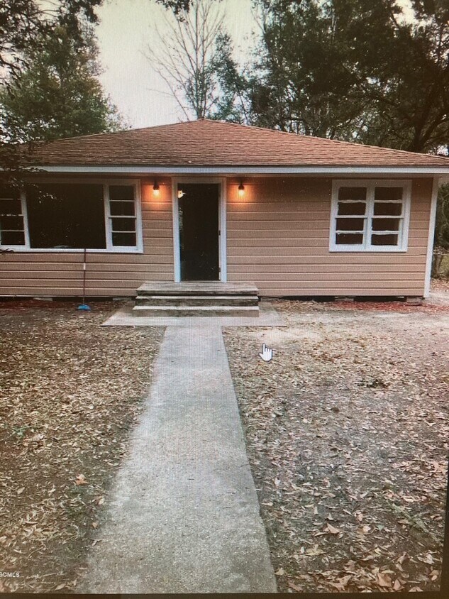 Foto principal - 3 bedroom 2 bath home located in Gulfport