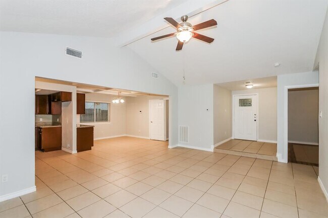 Foto del edificio - 16938 Worden Ln