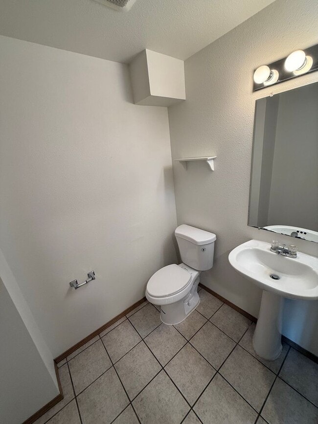 Foto del edificio - 3 bedroom 2.5 bathroom duplex with large f...