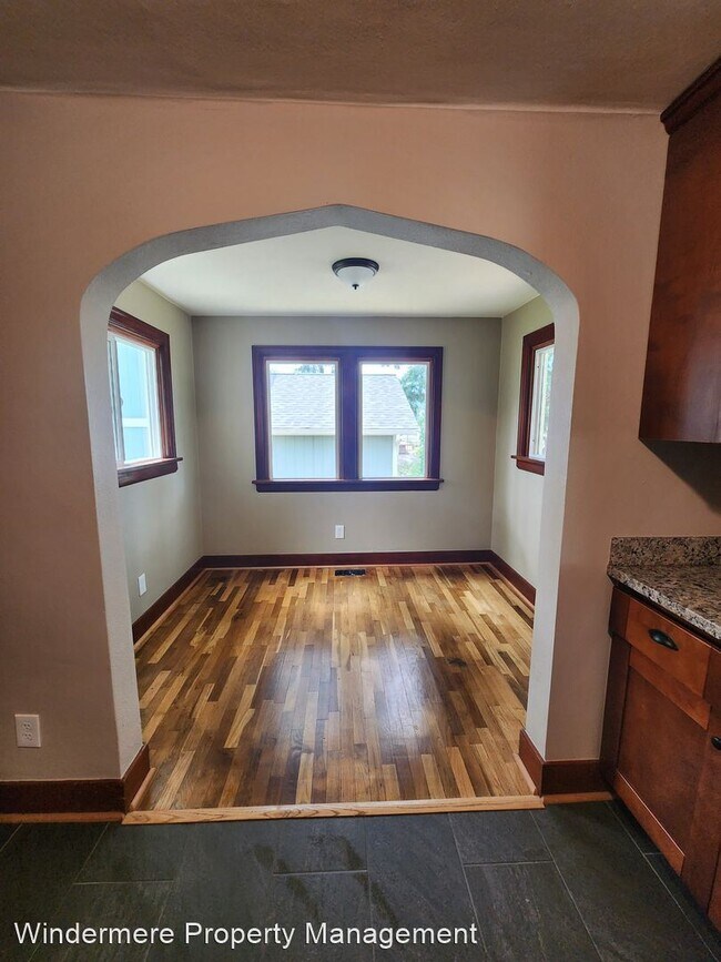 Building Photo - 4 br, 1.5 bath House - 3625 W F St