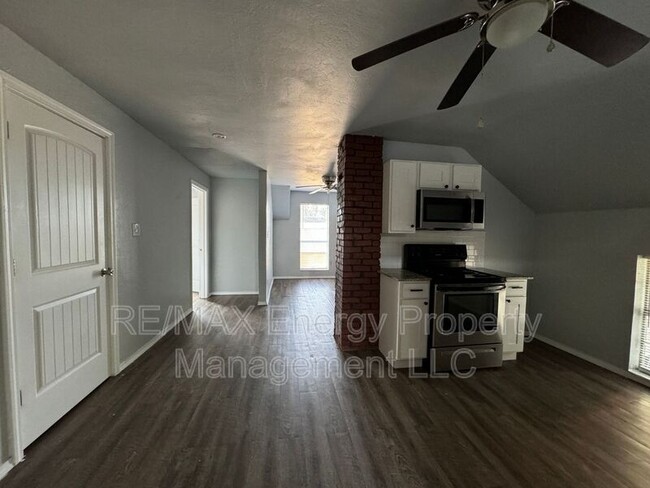 Building Photo - 222 1/2 E Springer Ave