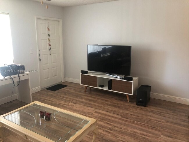 Foto del edificio - 1823 Meadows Cir W