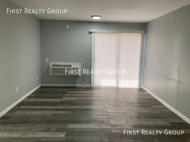 Building Photo - 305 N Broadway-#3