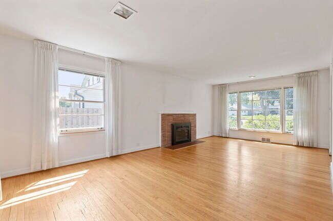 Foto del edificio - 635 Garden Ct