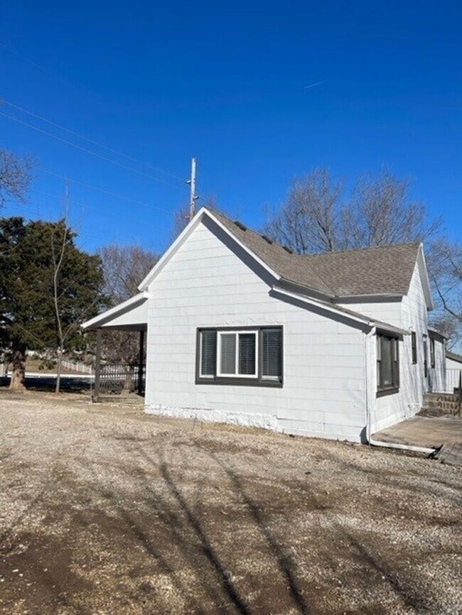 Building Photo - READY NOW - CHARMING 2B1B Ranch $1300