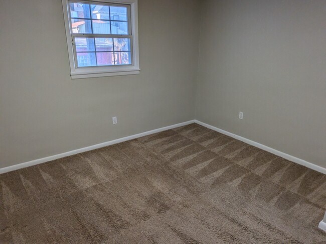 Building Photo - Spacious two bedroom apartment close to the city