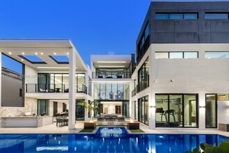 Building Photo - 1400 Bayview Dr