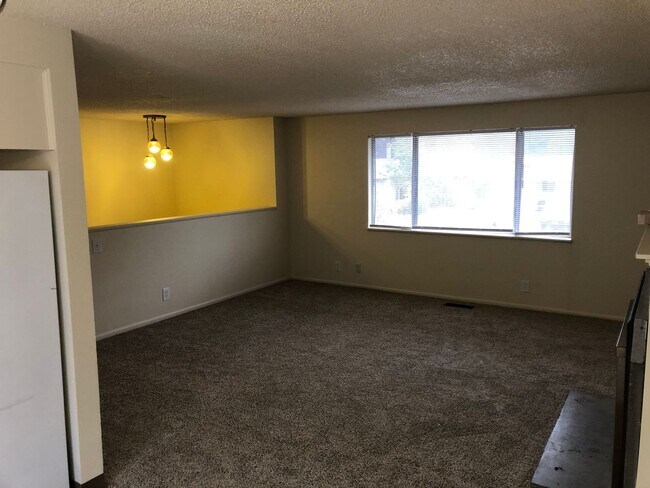 Building Photo - Large 3 Bed, 2 Bath Split Level Home in Newberg- Landscaping Included
