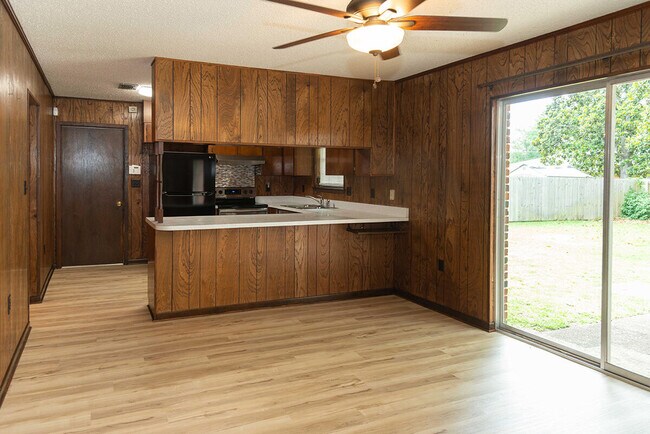Building Photo - 3 Lakeview Dr