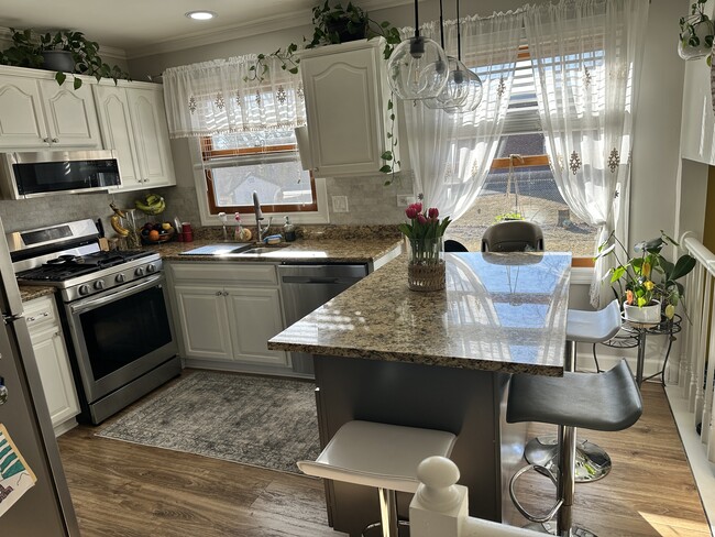 Building Photo - 106 S Elroy Ave