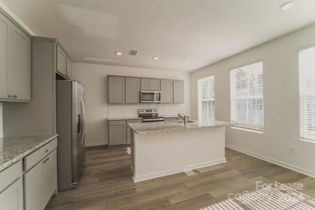 Foto del edificio - 5036 Ragsdale Dr