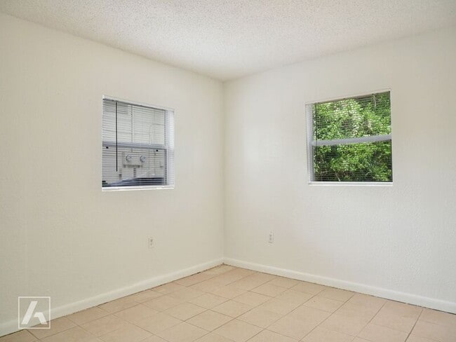 Building Photo - 1216 Cloverlawn Ave