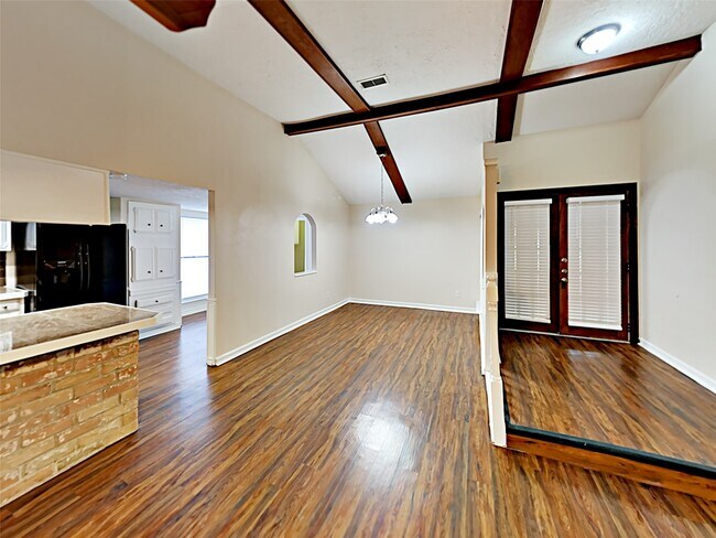 Foto del edificio - 16259 Hollow Wood Dr