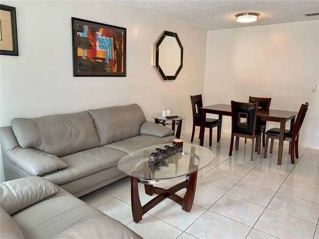 Foto del edificio - 9845 Riverside Dr