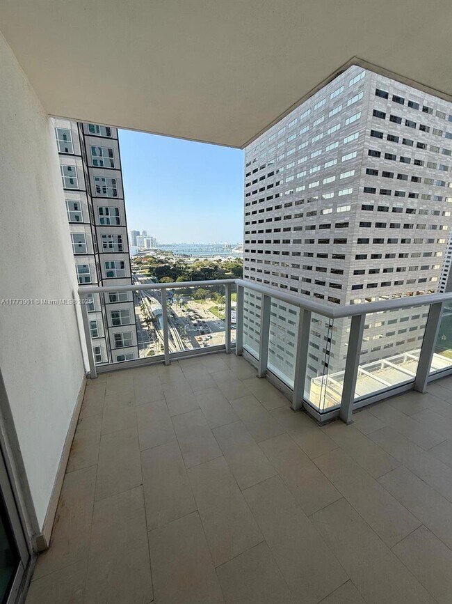 Foto del edificio - 300 S Biscayne Blvd