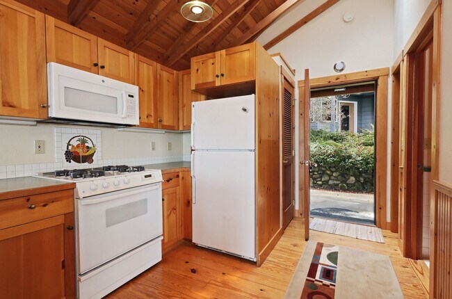 Foto del edificio - Spectacular Langley Chalet in the Woods wi...