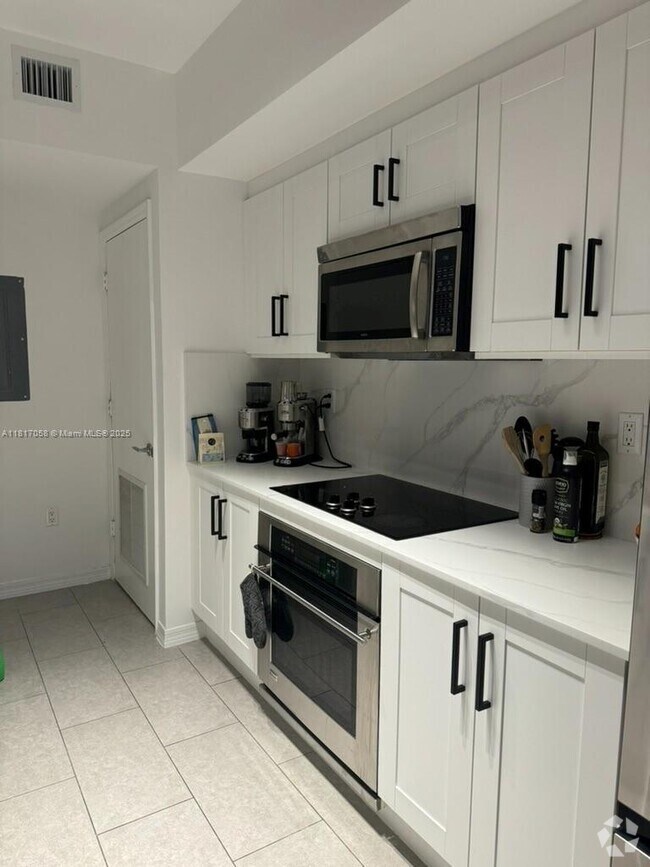 Building Photo - 500 Brickell Ave