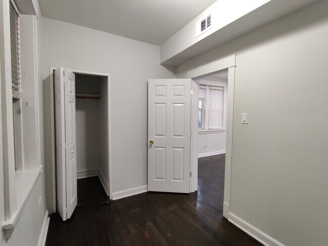 Foto del edificio - 1530 N Greenview Ave