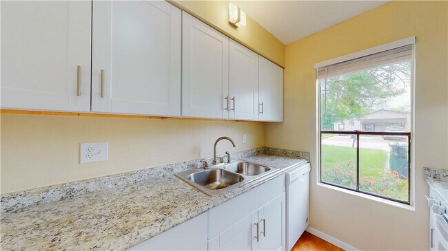 Building Photo - 1513 Pine Ridge Dr