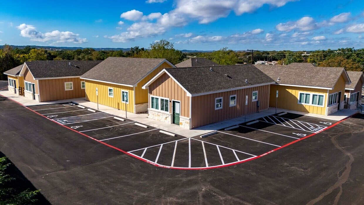 Foto principal - FOR LEASE!!