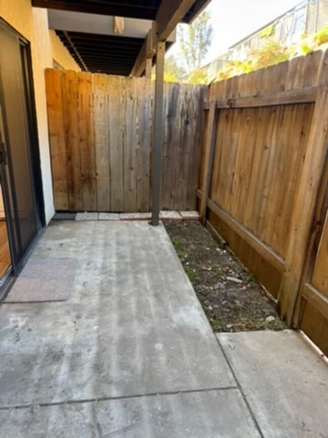 Building Photo - 3 Bedroom Townhome, Spotless Clean Condo i...