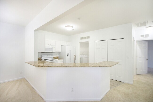 Foto del edificio - 1744 Deepwood Cir