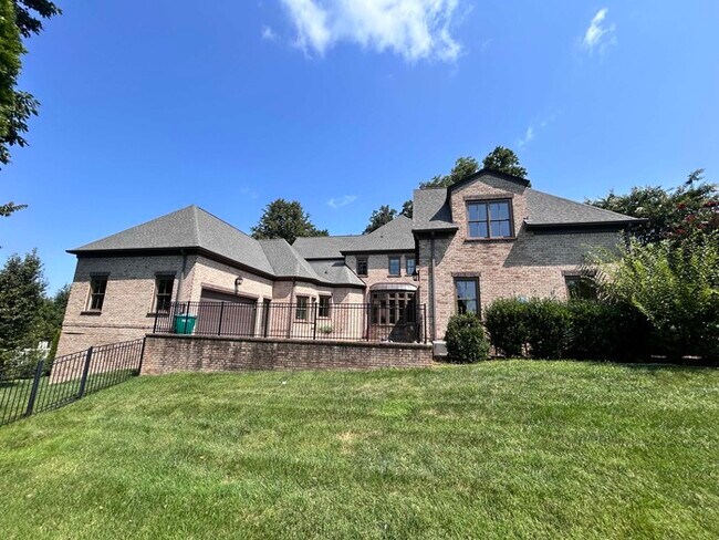 Building Photo - 6 Bed, 5.5 Bath Home in Brentwood / Available Now!
