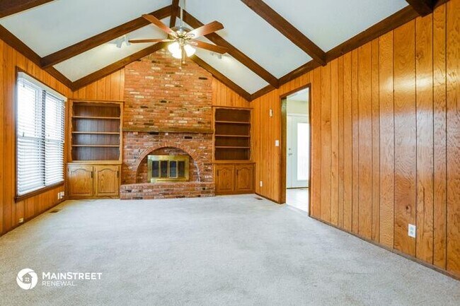 Building Photo - 203 NE Noeleen Ln, Lees Summit, MO 64086
